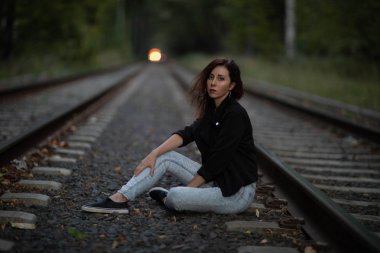 Sokak fotoğraf çekimi. Genç bir kız ile fotoğraf ateş Moscow.Izmailovo Park.Autumn fotoğraf.