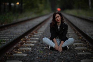 Sokak fotoğraf çekimi. Genç bir kız ile fotoğraf ateş Moscow.Izmailovo Park.Autumn fotoğraf.