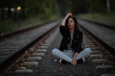 Sokak fotoğraf çekimi. Genç bir kız ile fotoğraf ateş Moscow.Izmailovo Park.Autumn fotoğraf.