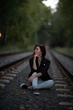 Sokak fotoğraf çekimi. Genç bir kız ile fotoğraf ateş Moscow.Izmailovo Park.Autumn fotoğraf.