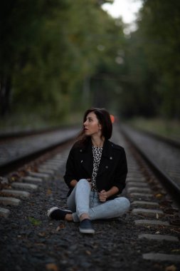 Sokak fotoğraf çekimi. Genç bir kız ile fotoğraf ateş Moscow.Izmailovo Park.Autumn fotoğraf.