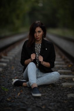 Sokak fotoğraf çekimi. Genç bir kız ile fotoğraf ateş Moscow.Izmailovo Park.Autumn fotoğraf.