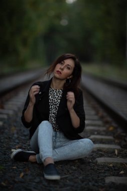 Sokak fotoğraf çekimi. Genç bir kız ile fotoğraf ateş Moscow.Izmailovo Park.Autumn fotoğraf.