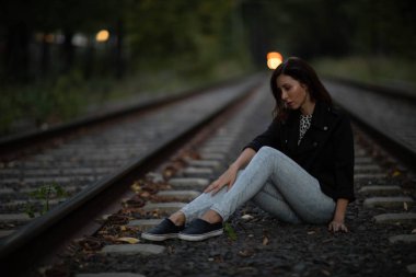 Sokak fotoğraf çekimi. Genç bir kız ile fotoğraf ateş Moscow.Izmailovo Park.Autumn fotoğraf.