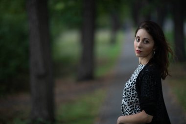 Sokak fotoğraf çekimi. Genç bir kız ile fotoğraf ateş Moscow.Izmailovo Park.Autumn fotoğraf.