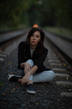 Sokak fotoğraf çekimi. Genç bir kız ile fotoğraf ateş Moscow.Izmailovo Park.Autumn fotoğraf.