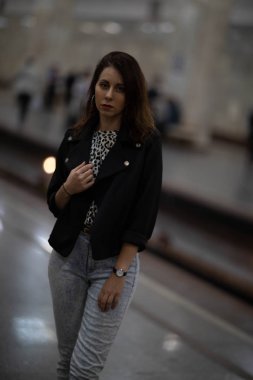 Sokak fotoğraf çekimi. Genç bir kız ile fotoğraf ateş Moscow.Izmailovo Park.Autumn fotoğraf.