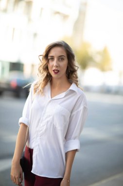 Harika bir kız ile sokak fotoğraf çekimleri. Güzel bir ocağın Moskova'da fotoğraf çekimi.