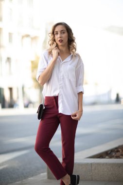 Harika bir kız ile sokak fotoğraf çekimleri. Güzel bir ocağın Moskova'da fotoğraf çekimi.