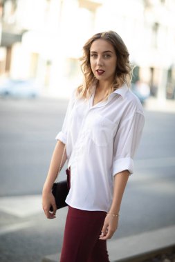 Harika bir kız ile sokak fotoğraf çekimleri. Güzel bir ocağın Moskova'da fotoğraf çekimi.