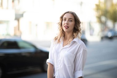 Harika bir kız ile sokak fotoğraf çekimleri. Güzel bir ocağın Moskova'da fotoğraf çekimi.