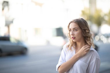 Harika bir kız ile sokak fotoğraf çekimleri. Güzel bir ocağın Moskova'da fotoğraf çekimi.