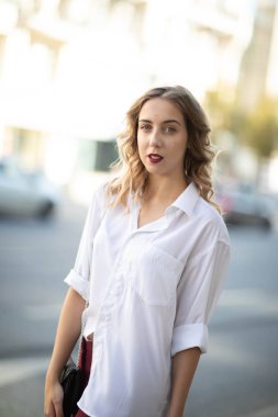 Harika bir kız ile sokak fotoğraf çekimleri. Güzel bir ocağın Moskova'da fotoğraf çekimi.