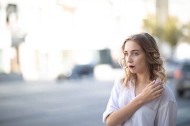 Harika bir kız ile sokak fotoğraf çekimleri. Güzel bir ocağın Moskova'da fotoğraf çekimi.