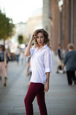 Harika bir kız ile sokak fotoğraf çekimleri. Güzel bir ocağın Moskova'da fotoğraf çekimi.