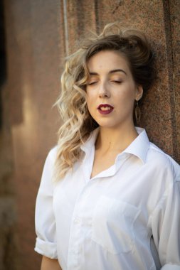 Harika bir kız ile sokak fotoğraf çekimleri. Güzel bir ocağın Moskova'da fotoğraf çekimi.