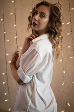 Harika bir kız ile sokak fotoğraf çekimleri. Güzel bir ocağın Moskova'da fotoğraf çekimi.