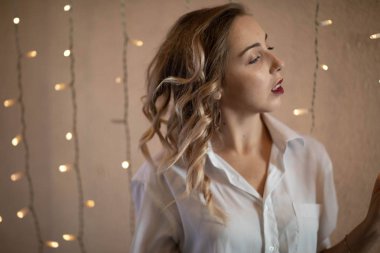 Harika bir kız ile sokak fotoğraf çekimleri. Güzel bir ocağın Moskova'da fotoğraf çekimi.