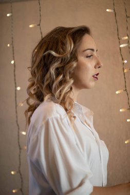 Harika bir kız ile sokak fotoğraf çekimleri. Güzel bir ocağın Moskova'da fotoğraf çekimi.