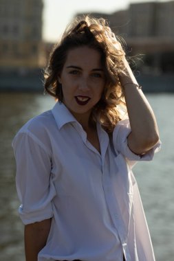 Harika bir kız ile sokak fotoğraf çekimleri. Güzel bir ocağın Moskova'da fotoğraf çekimi.