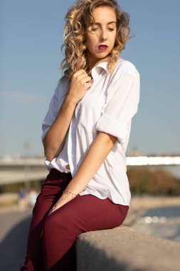 Harika bir kız ile sokak fotoğraf çekimleri. Güzel bir ocağın Moskova'da fotoğraf çekimi.