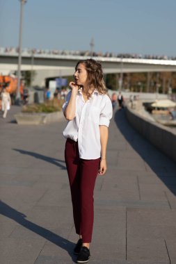 Harika bir kız ile sokak fotoğraf çekimleri. Güzel bir ocağın Moskova'da fotoğraf çekimi.