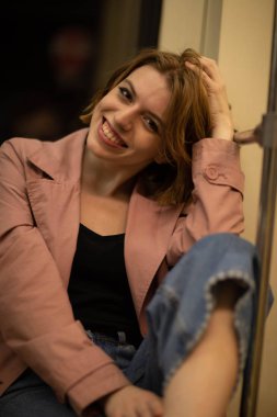 Harika bir kız ile sokak fotoğraf çekimleri. Moskova büyük Ocak, kırbaçlanan Kolomenskoye'fotoğraf çekimi.