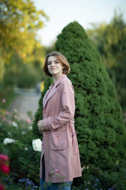 Harika bir kız ile sokak fotoğraf çekimleri.