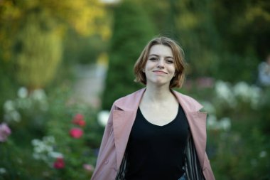 Harika bir kız ile sokak fotoğraf çekimleri. Moskova büyük Ocak, kırbaçlanan Kolomenskoye'fotoğraf çekimi.