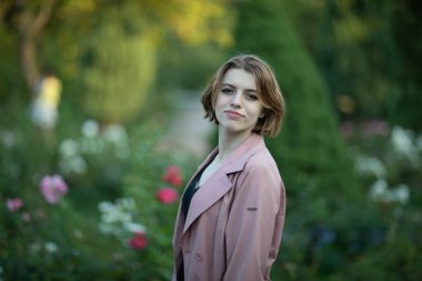 Harika bir kız ile sokak fotoğraf çekimleri. Moskova büyük Ocak, kırbaçlanan Kolomenskoye'fotoğraf çekimi.