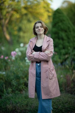 Harika bir kız ile sokak fotoğraf çekimleri. Moskova büyük Ocak, kırbaçlanan Kolomenskoye'fotoğraf çekimi.