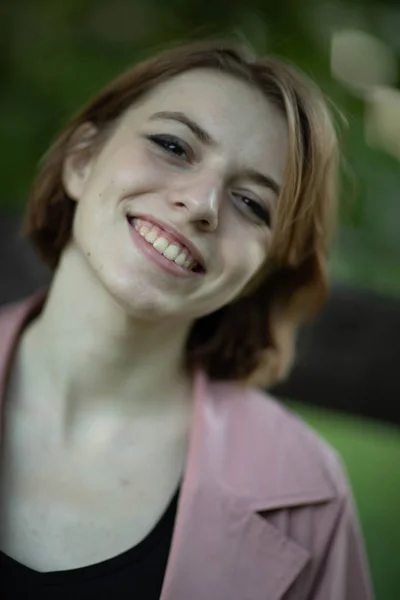 Οδός Φωτογραφία Πυροβολούν Ένα Υπέροχο Κορίτσι Φωτογράφηση Στη Μόσχα Στην — Φωτογραφία Αρχείου