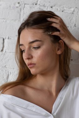 Moskova bir photoshoot Studio ile çekici kız. Hafif bir sabahlık beyaz renk bir photoshoot.
