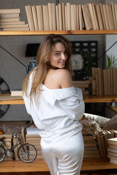 매력적인 여자와 스튜디오에 Photoshoot 모스크바 화이트 색상의 가벼운 드레싱 가운에 — 스톡 사진