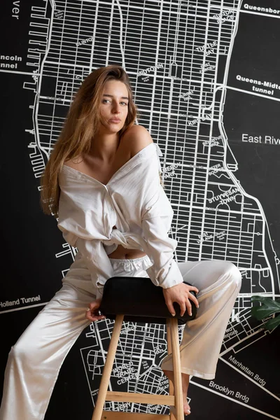 매력적인 여자와 스튜디오에 Photoshoot 모스크바 화이트 색상의 가벼운 드레싱 가운에 — 스톡 사진