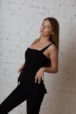 Moskova bir photoshoot Studio ile çekici kız. Hafif bir sabahlık beyaz renk bir photoshoot.