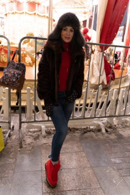 Güzel kız yılbaşı tema arka plan üzerinde poz Maria,.