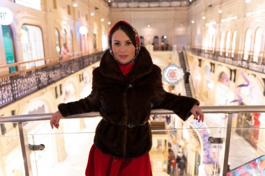 Güzel kız yılbaşı tema arka plan üzerinde poz Maria,.