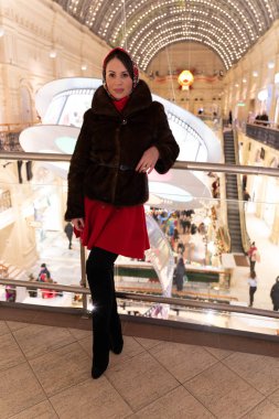 Güzel kız yılbaşı tema arka plan üzerinde poz Maria,.