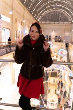 Güzel kız yılbaşı tema arka plan üzerinde poz Maria,.