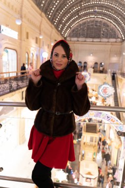 Güzel kız yılbaşı tema arka plan üzerinde poz Maria,.