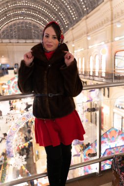 Güzel kız yılbaşı tema arka plan üzerinde poz Maria,.