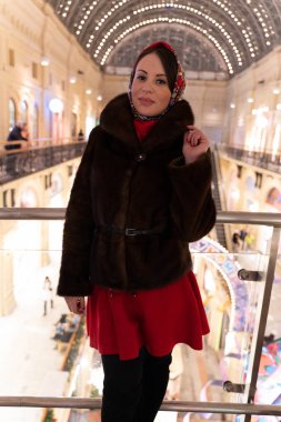 Güzel kız yılbaşı tema arka plan üzerinde poz Maria,.