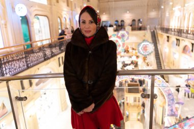 Güzel kız yılbaşı tema arka plan üzerinde poz Maria,.