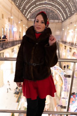 Güzel kız yılbaşı tema arka plan üzerinde poz Maria,.