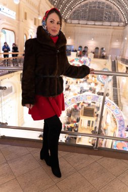 Güzel kız yılbaşı tema arka plan üzerinde poz Maria,.