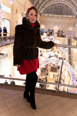 Güzel kız yılbaşı tema arka plan üzerinde poz Maria,.