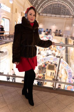 Güzel kız yılbaşı tema arka plan üzerinde poz Maria,.