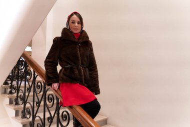 Güzel kız yılbaşı tema arka plan üzerinde poz Maria,.