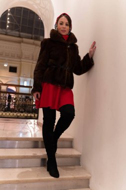 Güzel kız yılbaşı tema arka plan üzerinde poz Maria,.